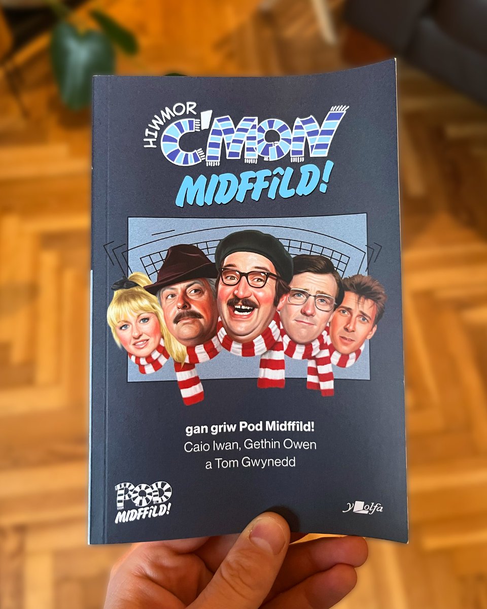 podmidffild's tweet image. Braf gallu rhannu’r newyddion da o lawenydd mawr efo chi bod llyfr newydd gan griw Pod Midffîld allan fory!

Rwbath bach i godi calon ac i lenwi hosan Dolig.

Diolch i’r Lolfa am y cydweithio. Nawn ni rannu mwy o newyddion fory 👀
