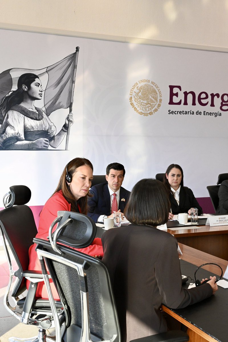 SecRollins's tweet photo. Honored to lead the largest @USDA Agribusiness Trade Mission in US history to Mexico City!

Over three days, our delegation of 41 US businesses, 33 cooperators, 6 state departments of agriculture, and 150 participants held more than 500 business-to-business meetings - deepening a $30 billion trading relationship and expanding new export opportunities.

✅ Met with President Claudia Sheinbaum to strengthen science-based trade, combat New World Screwworm (NWS), and reinforce commitments under the 1944 Water Treaty.
✅ Engaged Secretary Julio Berdegue and Mexico’s Minister of Energy on expanding US corn and ethanol access and ensuring USMCA enforcement.
✅ Visited SENASICA’s NWS Control Center and joined Under Secretary Dudley Hoskins in Chiapas to review containment and response operations.
✅ Toured Walmart Mexico, showcasing the strength of American agriculture abroad.

Grateful to Ambassador Ron Johnson, Under Secretary Luke Lindberg, and our partners across Mexico for advancing shared priorities. Proud of the progress we made, and ready to keep putting America’s farmers first. 🇺🇸🤝🇲🇽