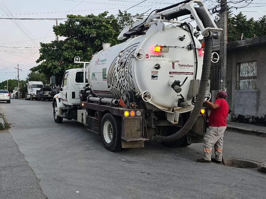 👷🏽‍♂️Efectuamos sondeo de línea general de drenaje en la calle Corcho, entre canal y Flor de Loto, colonia Lomas de Miralta. 

#ComapaAltamira #ComprometidosContigo