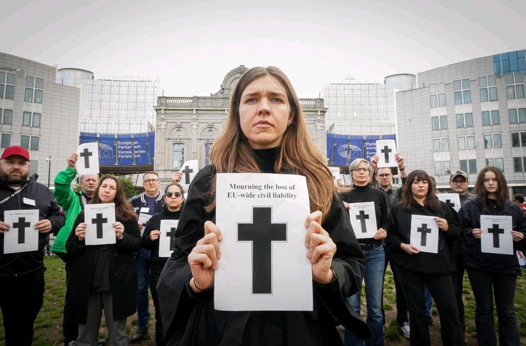 FernandoMdelaC's tweet image. This is the best picture of what happened today at the @Europarl_EN: PROTESTERS MOURN THE DEATH OF EU-WIDE CIVIL LIABILITY #CSDDD #omnibus cc @JavierBlas @RosieBirchard @DaveKeating @jameskanter  @suzannelynch1 @quatremer @ManuelaKC @volker_turk