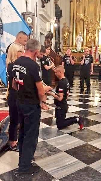 Do wojska nie przyjeli, do policji i straży miejskiej egzamin sprawnościowy za trudny, w Rossmannie żądali zaświadczenia o ukończonym kursie samoobrony. Dobrze, że jest jeszcze Jezus, który przygarnia każdy zakuty łeb.
Marzenie spełnione, będzie żołnierzem.