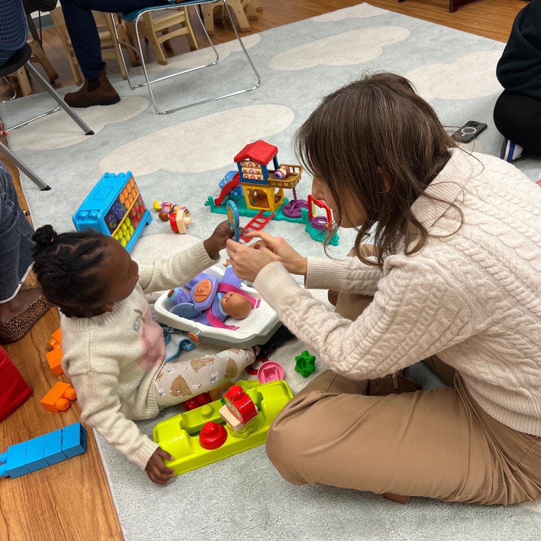 NYSD1817's tweet image. NYSD SEEDS families enjoyed a workshop with Elaine Gale, Professor at Hunter University, exploring Deaf Gain and ASL Storybook apps like VL2 to support early language and literacy development. #ASLEnglish #DeafInfantProgram #ASL #DeafGain #VL2