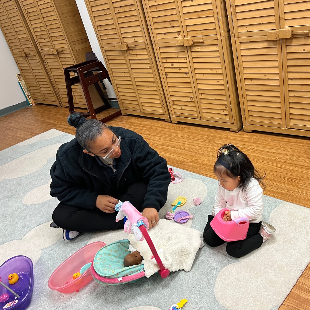 NYSD1817's tweet image. NYSD SEEDS families enjoyed a workshop with Elaine Gale, Professor at Hunter University, exploring Deaf Gain and ASL Storybook apps like VL2 to support early language and literacy development. #ASLEnglish #DeafInfantProgram #ASL #DeafGain #VL2