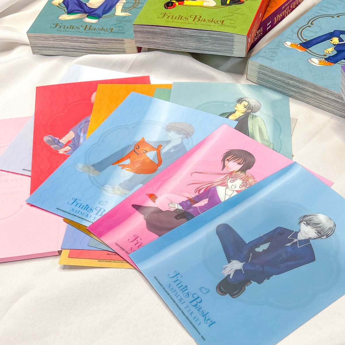 Your favorite shoujo manga is back—with a new look! 💖✨

A must-have for any fan, Tohru Honda's beloved story has been packaged in one beautiful box set complete with 12 omnibus volumes encompassing the entire series, an envelope of 12 lenticular cards, and a fully lenticular