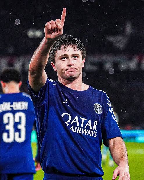 La_Minute_Foot's tweet image. 🌙 Pour finir la nuit, un petit jeu :

Les joueurs qu’on appelle toujours par leurs deux noms !

Je commence : João Neves ⚽

À vous ! 👀