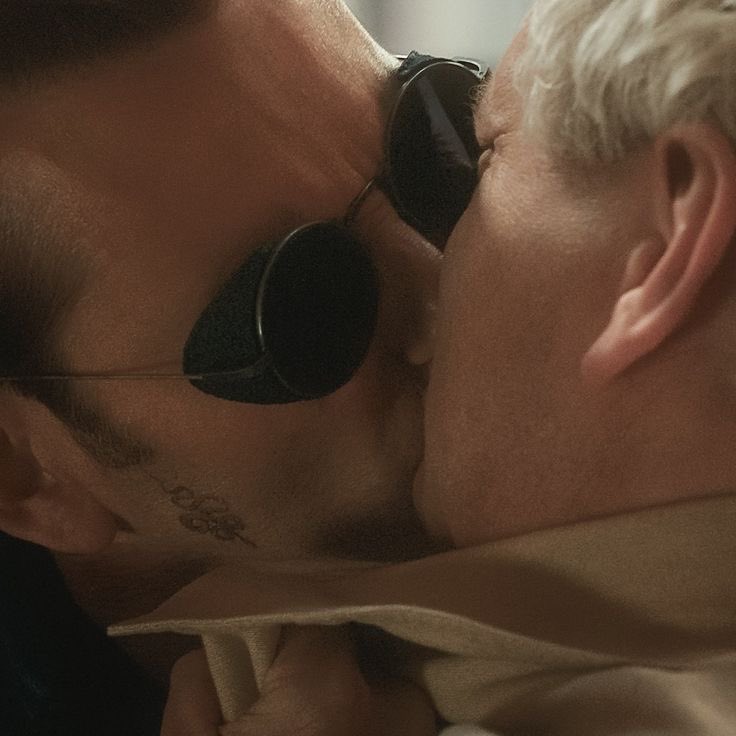 Oakerii's tweet image. I miss Good Omens