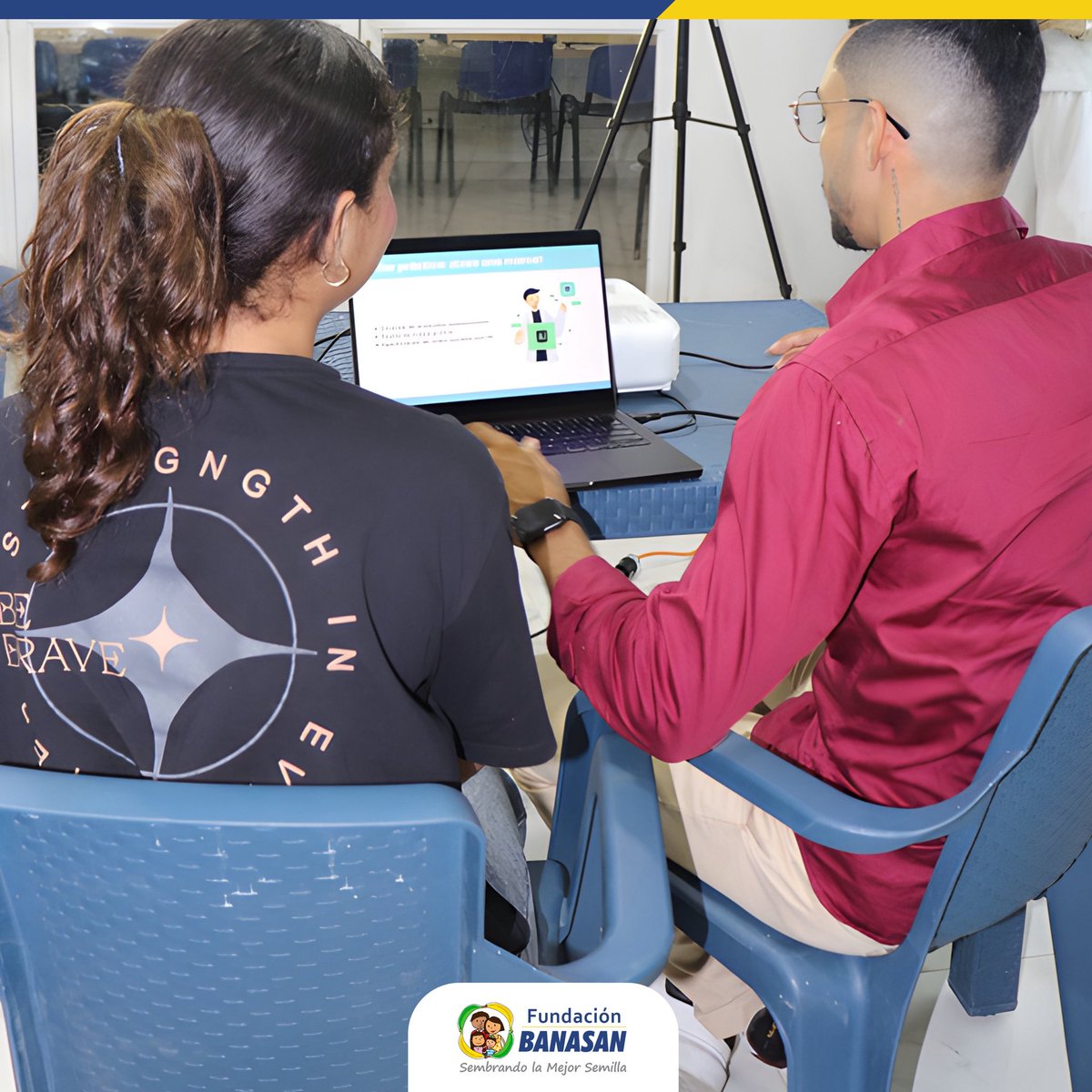 Jóvenes participaron en una capacitación sobre uso responsable de redes sociales, e inteligencia artificial.

Una jornada realizada en el Centro Integral Comunitario de la Fundación Banasan, para descubrir nuevas herramientas, ideas y oportunidades que impulsen su futuro digital.