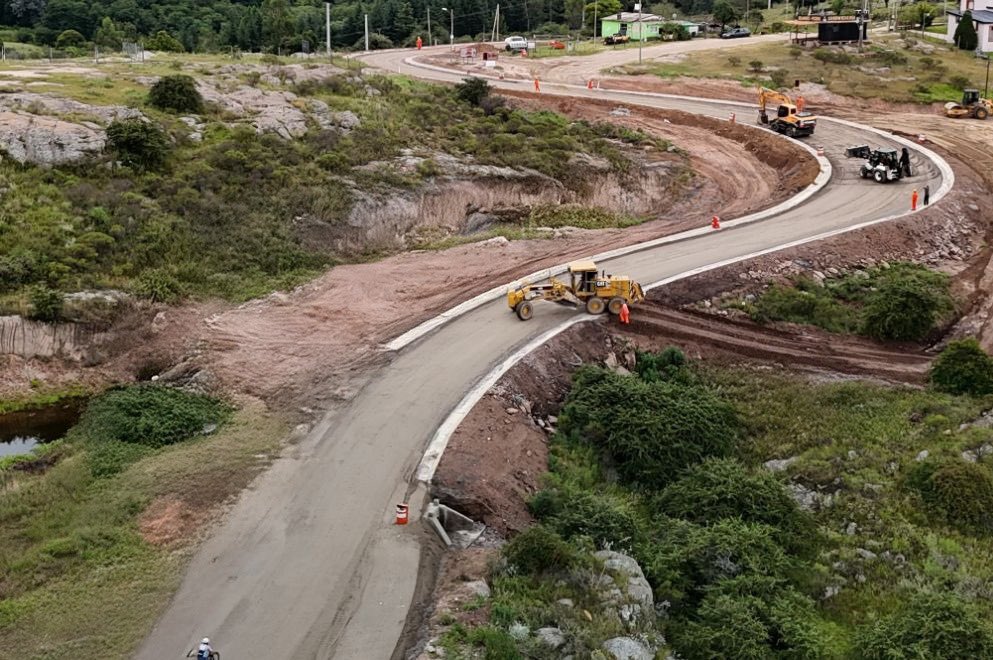 MartinLlaryora's tweet image. Hacer #infraestructura es llevar el #progreso a cada pueblo, localidad y ciudad de nuestra provincia. Por eso seguimos trabajando sin pausa en obras que mejoran la vida de los cordobeses en cada rincón de #Córdoba.

La infraestructura salva vidas, fortalece la conexión entre…