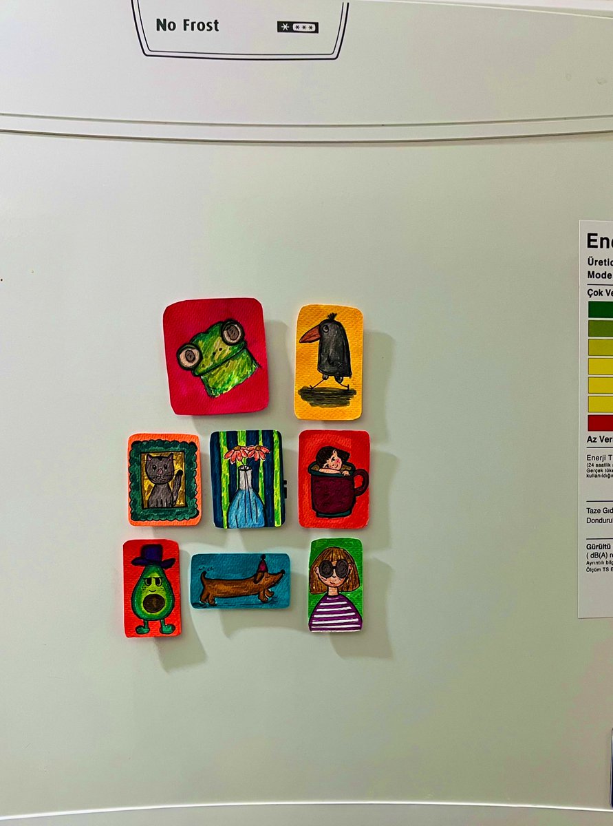 Buzdolabımı renklendiren minik çizimlerim 🤭 
Küçük şeyler çizmeyi çok seviyorum. Belki birine fikir verir.

instagram.com/tinypaperart?i…