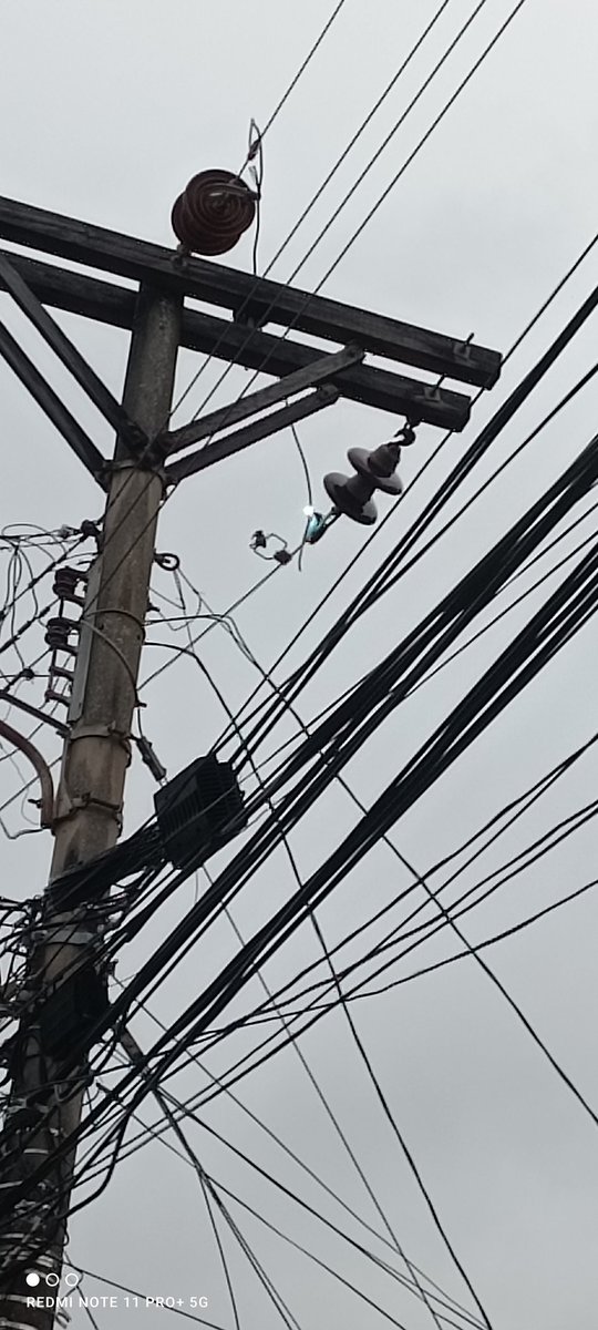 AlisterDj's tweet photo. @ENSApanama  cable tirando chispas en paraíso calle e San Miguelito https://t.co/ugQ5iFIT6w