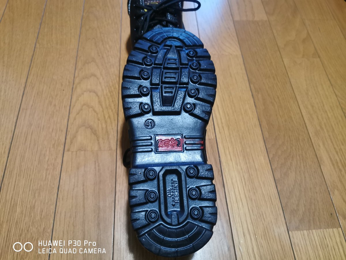 送料込み￥2470の安全靴 底に銅板が入っててかたいな🤣 まあすぐ壊れる