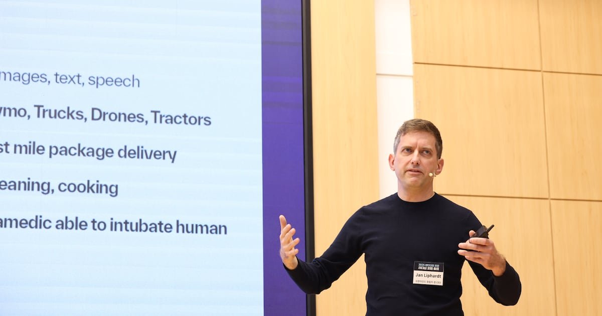 openmind_agi's tweet image. OpenMind had the pleasure of presenting at the Standard Leadership Forum, where Founder @JanLiphardt spoke about AI robot automation.

We were honored to be invited by top-tier Korean media outlet, ChosunBiz, and enjoyed engaging with regulators to lead Physical AI policy.