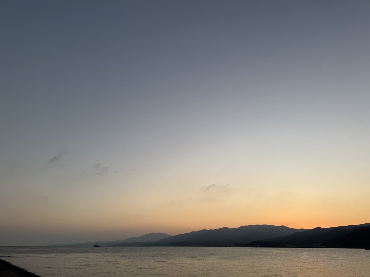 今朝は☀️
あさんぽ→朝食
の順番を変えて
朝食→あさんぽ
にしてみました。

朝食はいつもの、ごはん、ネギジャコ入り納豆、味噌汁、目玉焼き。
味噌汁に入る野菜は季節とともに少しずつ変わるけど、茅乃舎のだしパック、ごていしゅ味噌、南関揚げだけは定番です。

心と体を整えて
今日も良い1日を♪