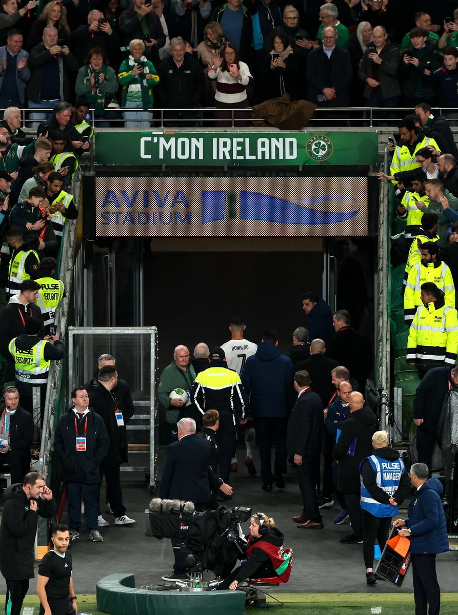 ballsdotie's tweet image. All of those people on different life journeys, all laughing at Ronaldo.🤣