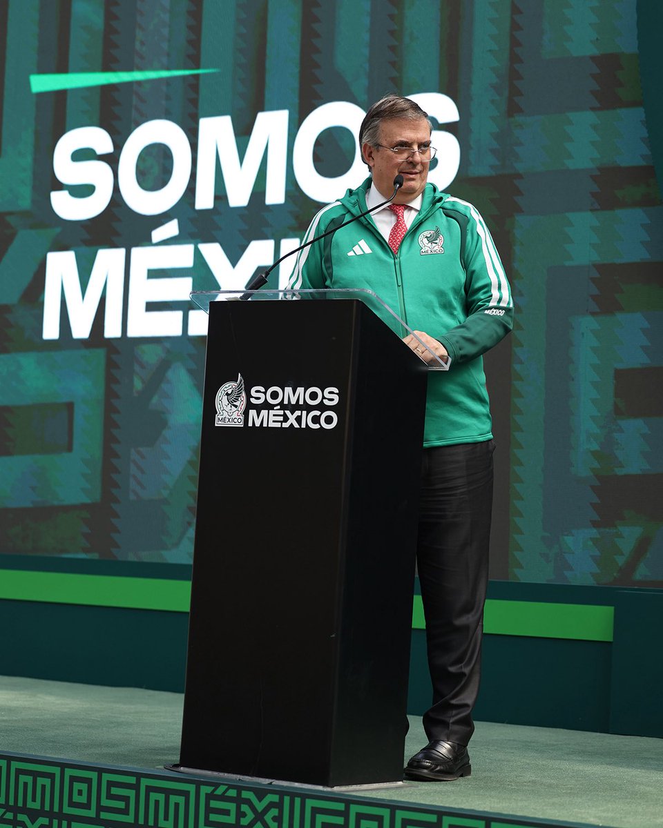 drdumm's tweet image. 🇲🇽⚽️ La FMF lanza la campaña #SomosMéxico rumbo al Mundial 2026.
💪 Inspirar, unir y celebrar al país que será anfitrión por tercera vez.
🏅 La Selección recibió el distintivo #HechoEnMéxico por la @SE_mx.
“Un homenaje a lo que somos como mexicanos”. 💚
#Mundial2026 #FMF