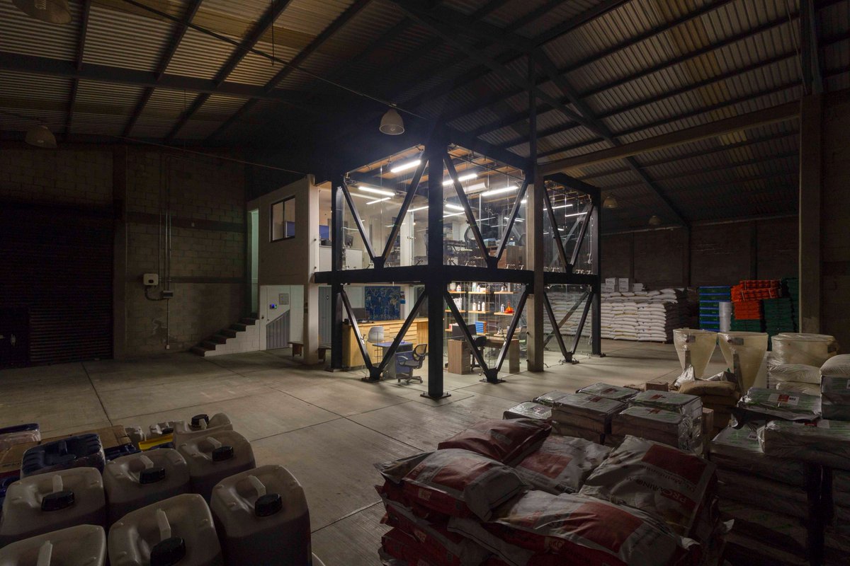 #Obras
Oficinas Desmontables.
DiGa Surtidora Agropecuaria.

Estructura desmontable de 72 m2 en 02 niveles de #acero, #cristal y #madera en #Chiapas.

1) Recepción.
2) Oficina 1.
3) Oficina 2.
4) Vista general.

#Fotgrafía: Jess Victorio.
#Arquitectura #Architecture
#REArquitectos