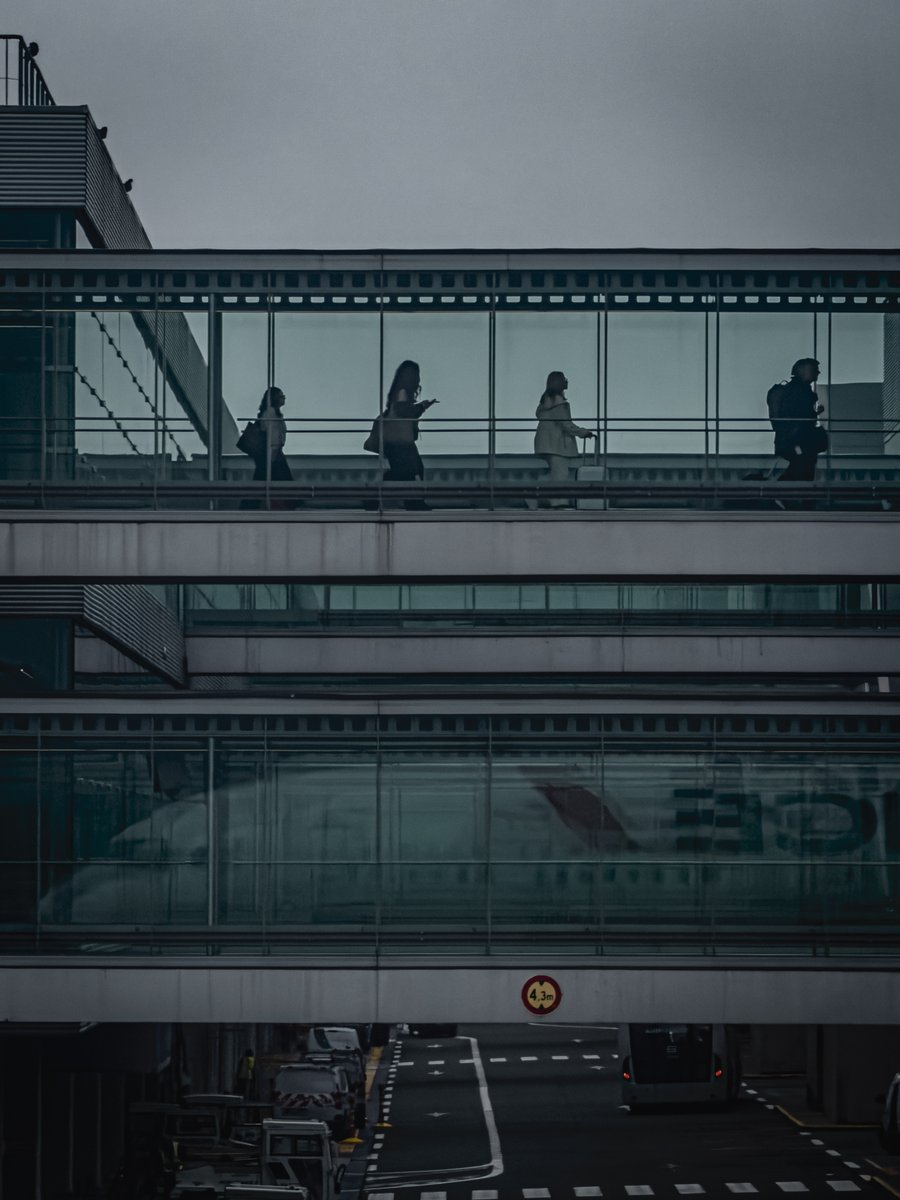 sdw's tweet photo. In transit at Paris, Charles de Gaulle. Shot on iPhone 17 Pro. https://t.co/qB6SI7OTVl