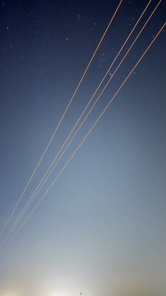 pluddypunk's tweet image. مِثل النُجومَ 
رغَم بُعدك 
 أستشّعرك