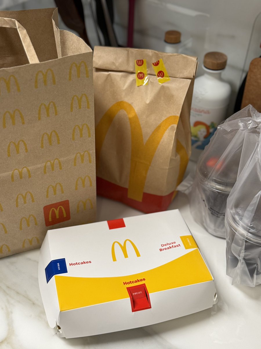 재량휴업일로 
학교 안가는 가나지의
멋있는 아침😃

맥모닝은 초등학교때가 마지막이었으니까
이게 얼마만이야…!
오늘은 그저 굿모닝이로다☀️

시럽은 듬뿍듬뿍 버터도 듬뿍듬뿍🥞
즐겨라 길지않은 행복🥹

그래도 음료는 안먹는데서
아빠 아메리카노만 두 잔 생김😆
드슈들…