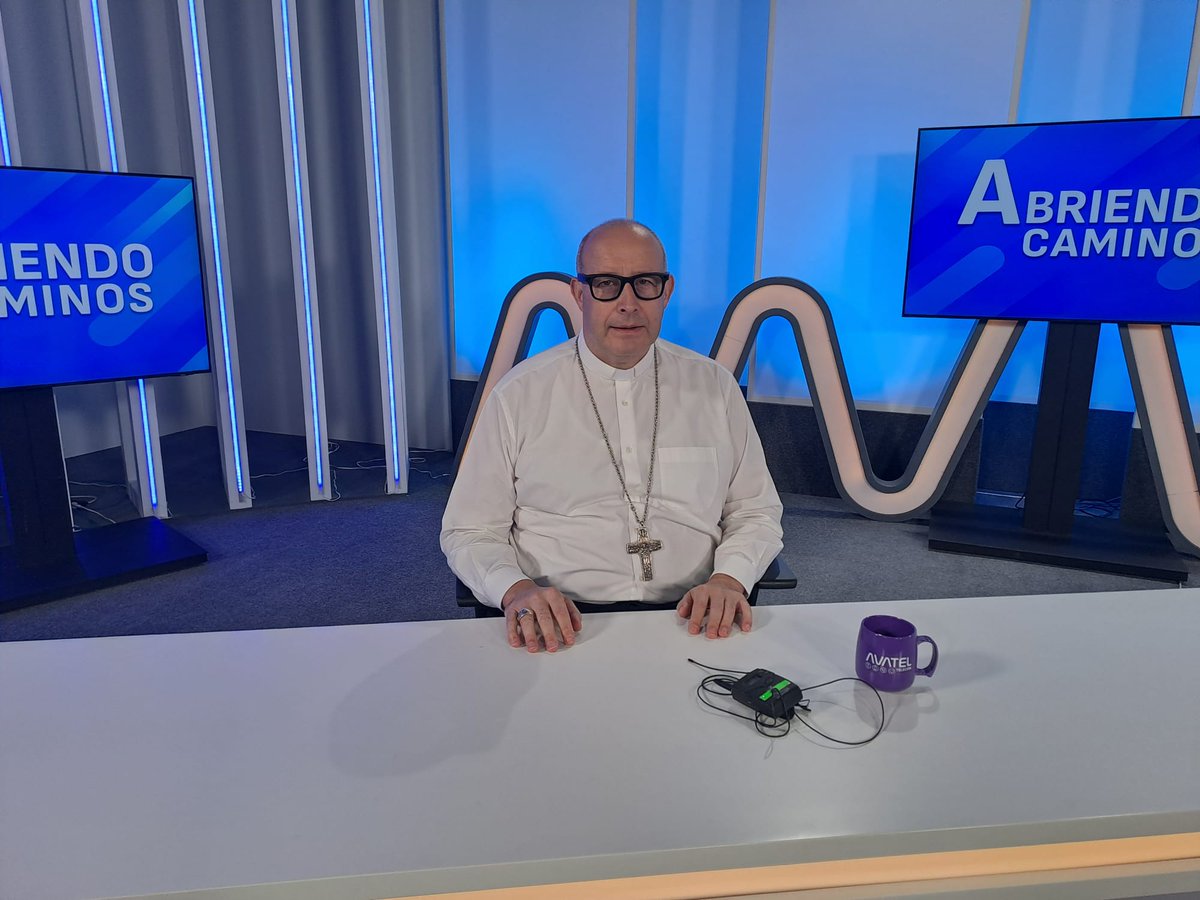 ABRIENDO CAMINOS con el obispo de <a href="/DiocesisMalaga/">Diócesis de Málaga</a>
Monseñor José Antonio <a href="/satuehuerto/">José Antonio Satué</a> quiso comenzar su visita a Vélez-Málaga pasando por nuestros estudios. Descubrirás a un obispo que escucha, que sonríe, que habla desde el corazón y que ya se siente parte de nuestra tierra #VETV