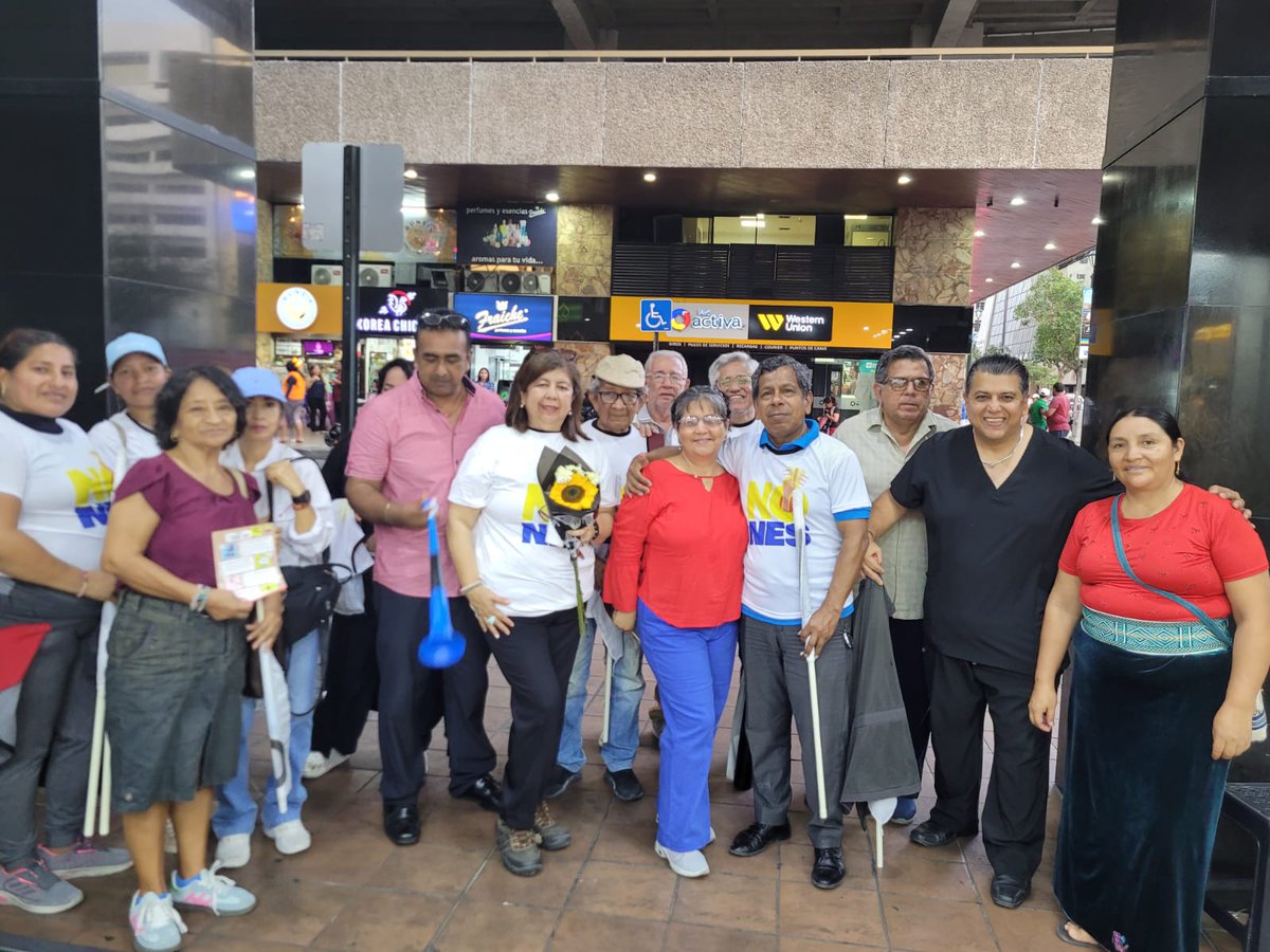 Los Bolivarianos Alfaristas presentes en el cierre de campaña por el NO en la 9 de octubre de Guayaquil junto a miles de ciudadanos que salieron a las calles. <a href="/MashiRafael/">Rafael Correa</a> <a href="/JorgeGlas/">Jorge Glas</a> <a href="/LuisaGonzalezEc/">Luisa González</a> <a href="/ecuarauz/">Andrés Arauz</a>