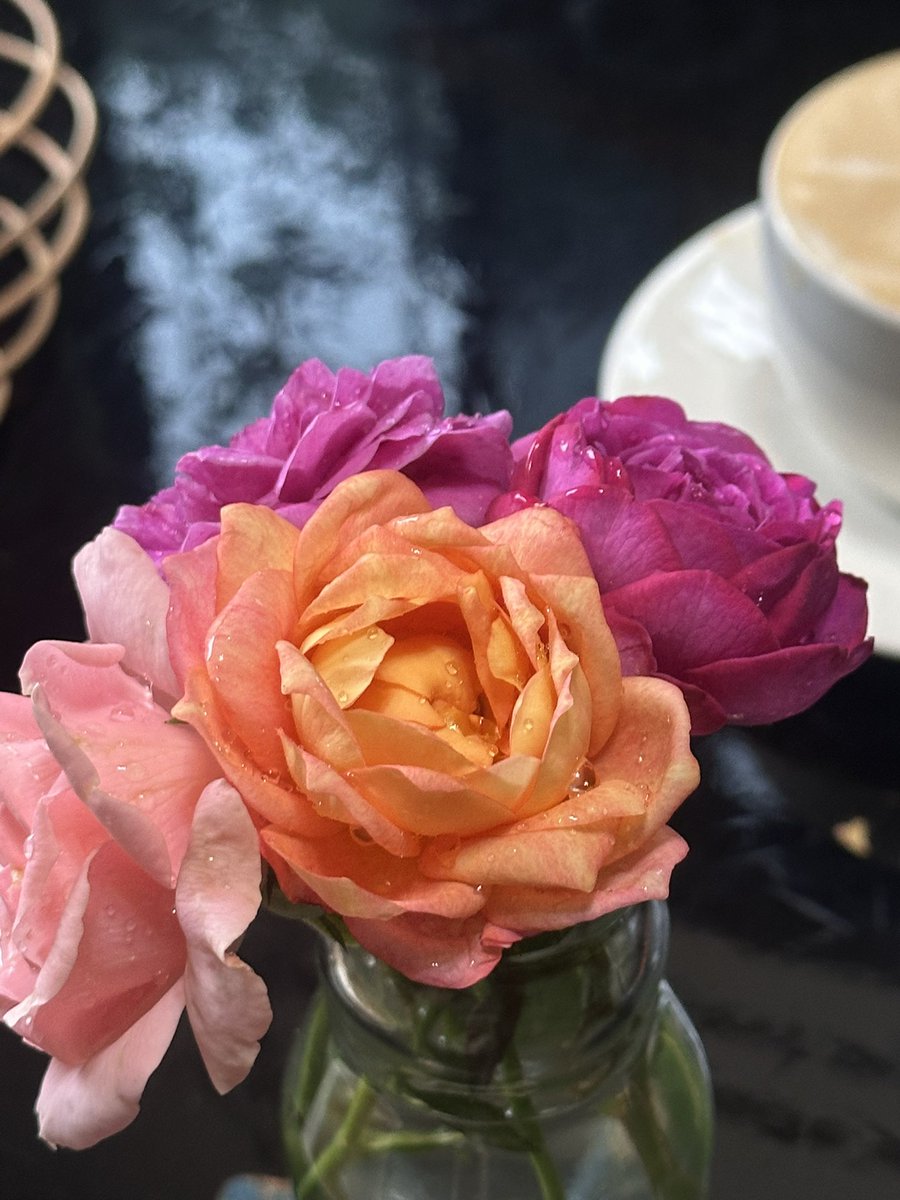 โฮมคาเฟ่วันนี้ 

ฝนหนักมากตั้งแต่เช้ามืด กุหลาบกิ่งหนักมาก เลยตัดดอกที่บานเต็มกิ่งโน้มต่ำลงมาบ้าง 

กาแฟวันนี้ ต้องพยายามต่อ อยากให้ลายออกมาสมดุลย์ขึ้น