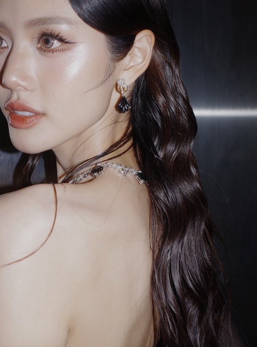 Lookmheewang's tweet photo. It arrived later than expected, but the pride feels just right. 

LMSY HOWE AWARDS
#HOWEAWARDS2025XLMSY
#ลูกหมีซอนญ่า #LMSY
#LookmheePunyapat https://t.co/C3DbU68865