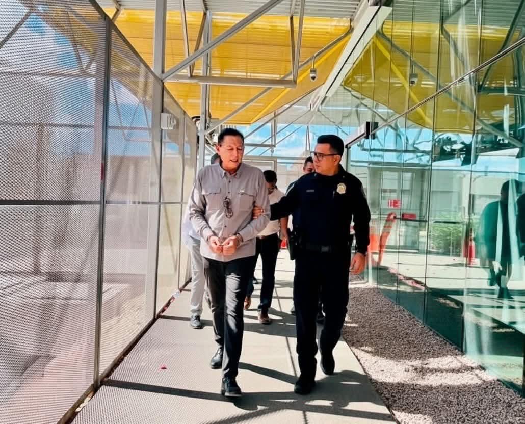 Al alcalde de San Luis Río Colorado, Sonora, César Iván Sandoval Gámez, le fue retirada de visa y fue esposado por agentes cuando intentaba cruzar a EE.UU.

Más en lopezdoriga.com