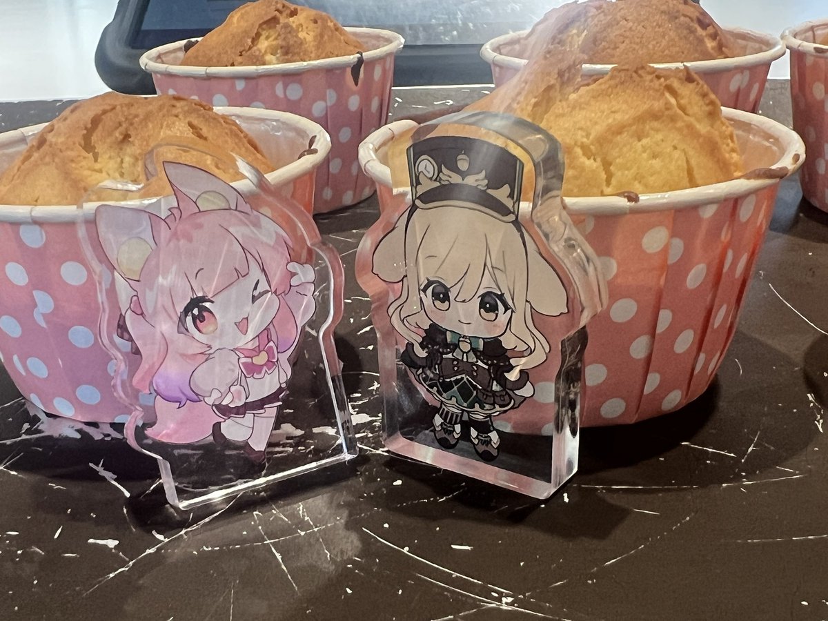 順帶一提我有未進化版本(((o(*ﾟ▽ﾟ*)o)))

杯子蛋糕是奶酥做的真ㄉ好好吃好喜歡ㄡ

嘴巴上說超可愛這樣會捨不得吃吧！！！
下一秒我們就把一隻小狗一分為二分食掉ㄌ

弱肉強食的世界😍