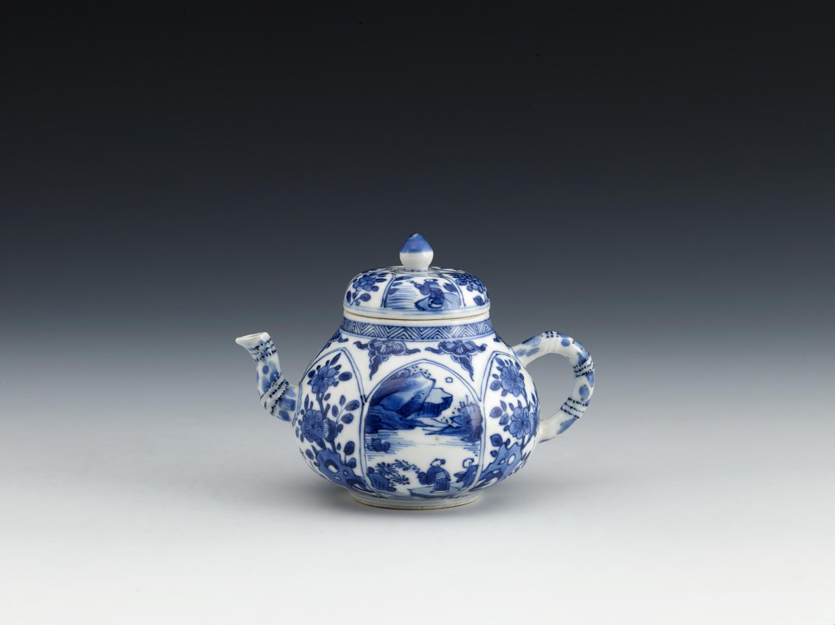 ShanghaiMuseum's tweet photo. For centuries, Chinese aesthetics were brought to European salons via porcelains. Fired in the Jingdezhen kiln, the hermits and landscapes painted on this Qing dynasty pot present fantasies of the far east.
Gift from Mr. Henk Nieuwenhuys
#MuseumTeaTime
青花开光花卉风景图执壶 https://t.co/jkVUePYdpS