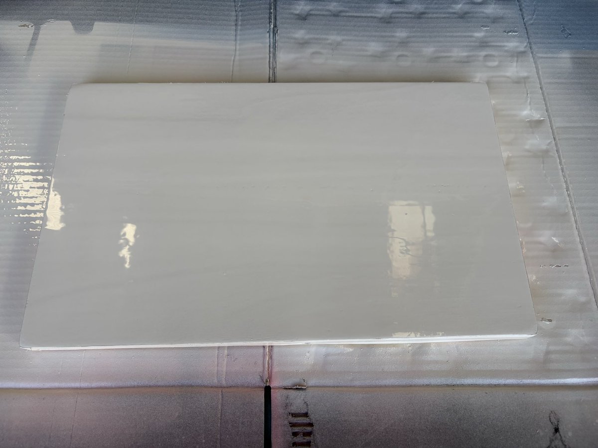 yamataku800's tweet image. こんにちは😃
ステンシルのベースになる白背景だけ天気が良いのでサッと吹いておきました😊
もう気温が低いので乾かすのに時間かけないと表面が乾いているように見えても中が乾いてなくステンシルで重ねる時に下の塗料が型にひっぱってしまうので今日はベースだけ👍
午後もボチボチで👋
#ステンシル