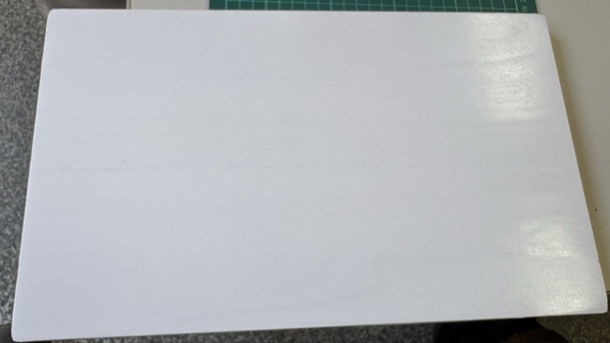 yamataku800's tweet image. こんにちは😃
ステンシルのベースになる白背景だけ天気が良いのでサッと吹いておきました😊
もう気温が低いので乾かすのに時間かけないと表面が乾いているように見えても中が乾いてなくステンシルで重ねる時に下の塗料が型にひっぱってしまうので今日はベースだけ👍
午後もボチボチで👋
#ステンシル