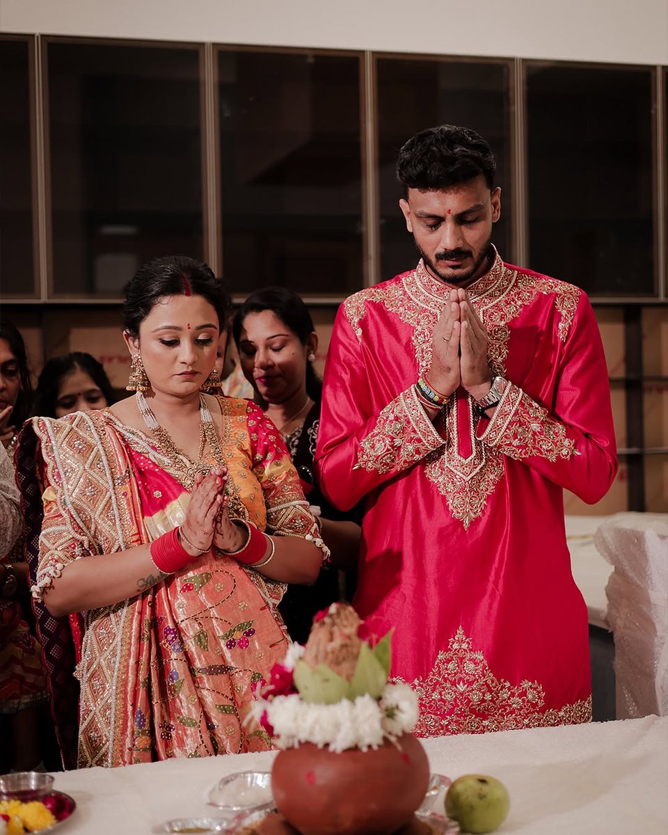 KrrishK71959470's tweet image. टीम इंडिया के ऑलराउंडर अक्षर पटेल ने अपनी मेहनत, जज़्बे और प्यार से जुड़ा एक खूबसूरत पल अपने फैंस के साथ शेयर किया है। अक्षर ने अपनी पत्नी के साथ इंस्टाग्राम पर कुछ दिल छू लेने वाली तस्वीरें पोस्ट कीं.

#AksharPatel #DreamHome #NewBeginnings #IndianCricketer