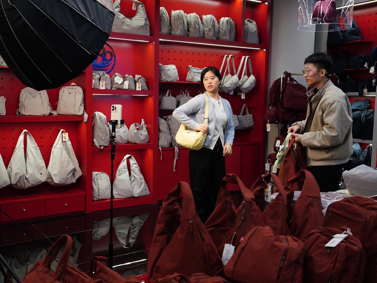 ShanghaiEye's tweet image. 🇨🇳#Baigou (#Baoding, #Hebei) houses 7,000+ luggage manufacturers, with annual capacity of 1 billion pieces. 2024 revenue: 47.1B yuan; market procurement exports: 9.44B yuan, sold to 201 countries/regions.🧳🎒👝👜