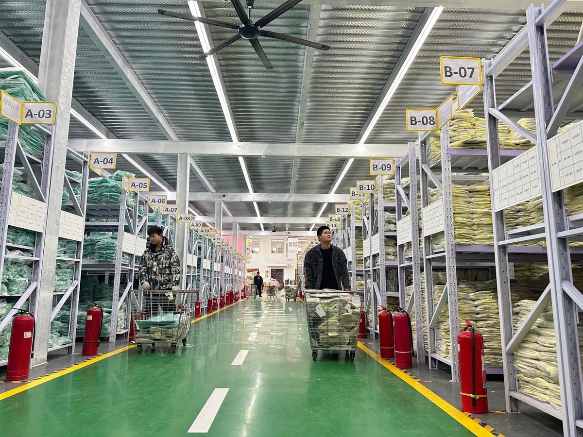 ShanghaiEye's tweet image. 🇨🇳#Baigou (#Baoding, #Hebei) houses 7,000+ luggage manufacturers, with annual capacity of 1 billion pieces. 2024 revenue: 47.1B yuan; market procurement exports: 9.44B yuan, sold to 201 countries/regions.🧳🎒👝👜