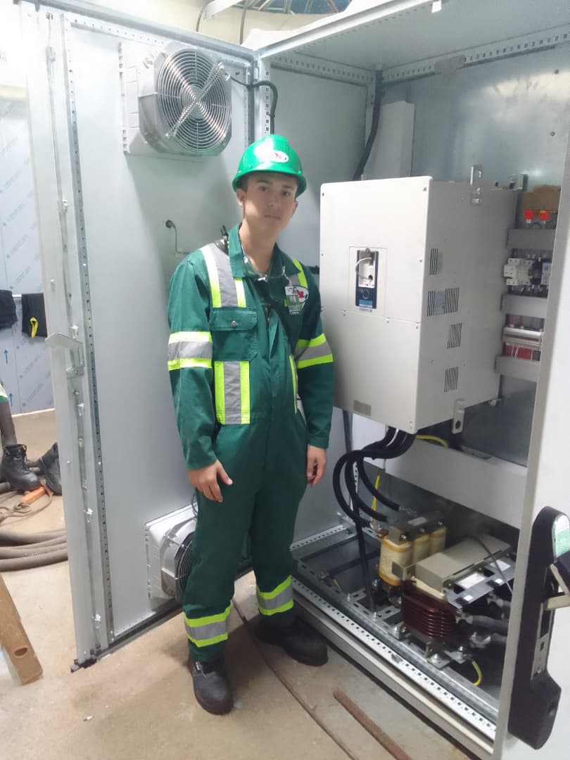 yurisley_valdes's tweet image. El programa de #FormaciónDual avanza con fuerza: Est de #Eléctrica de 3ro y 4to año están apostando al desarrollo del sector #Electroenergético. Fortalecen sus competencias y profesionalismo, demostrando un firme compromiso social. Jóvenes que construyen el futuro @UniversidadMoa