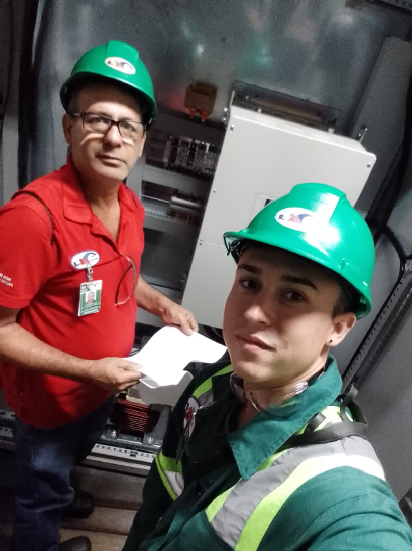 yurisley_valdes's tweet image. El programa de #FormaciónDual avanza con fuerza: Est de #Eléctrica de 3ro y 4to año están apostando al desarrollo del sector #Electroenergético. Fortalecen sus competencias y profesionalismo, demostrando un firme compromiso social. Jóvenes que construyen el futuro @UniversidadMoa