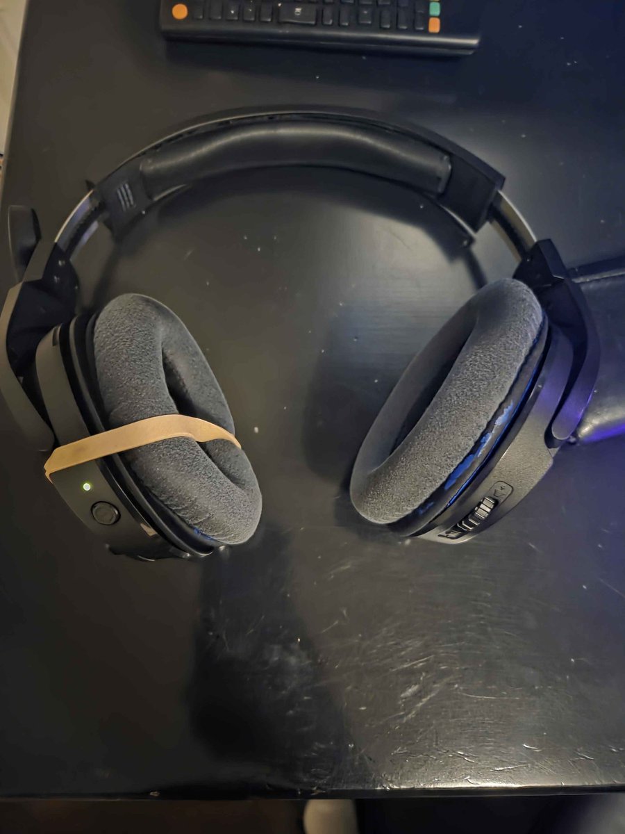 papadonqui's tweet photo. Sancho keeps telling me to buy new headphones, I don't understand. . .these are still in good shape! https://t.co/RD0UmzYow5
