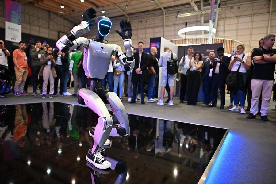 ShanghaiEye's tweet image. 🇨🇳#Unitree Robotics’ Web Summit #Lisbon booth: a mini concert stage with crowds watching its agile #humanoidrobot shake hands, bow, punch and dance under flashing lights.