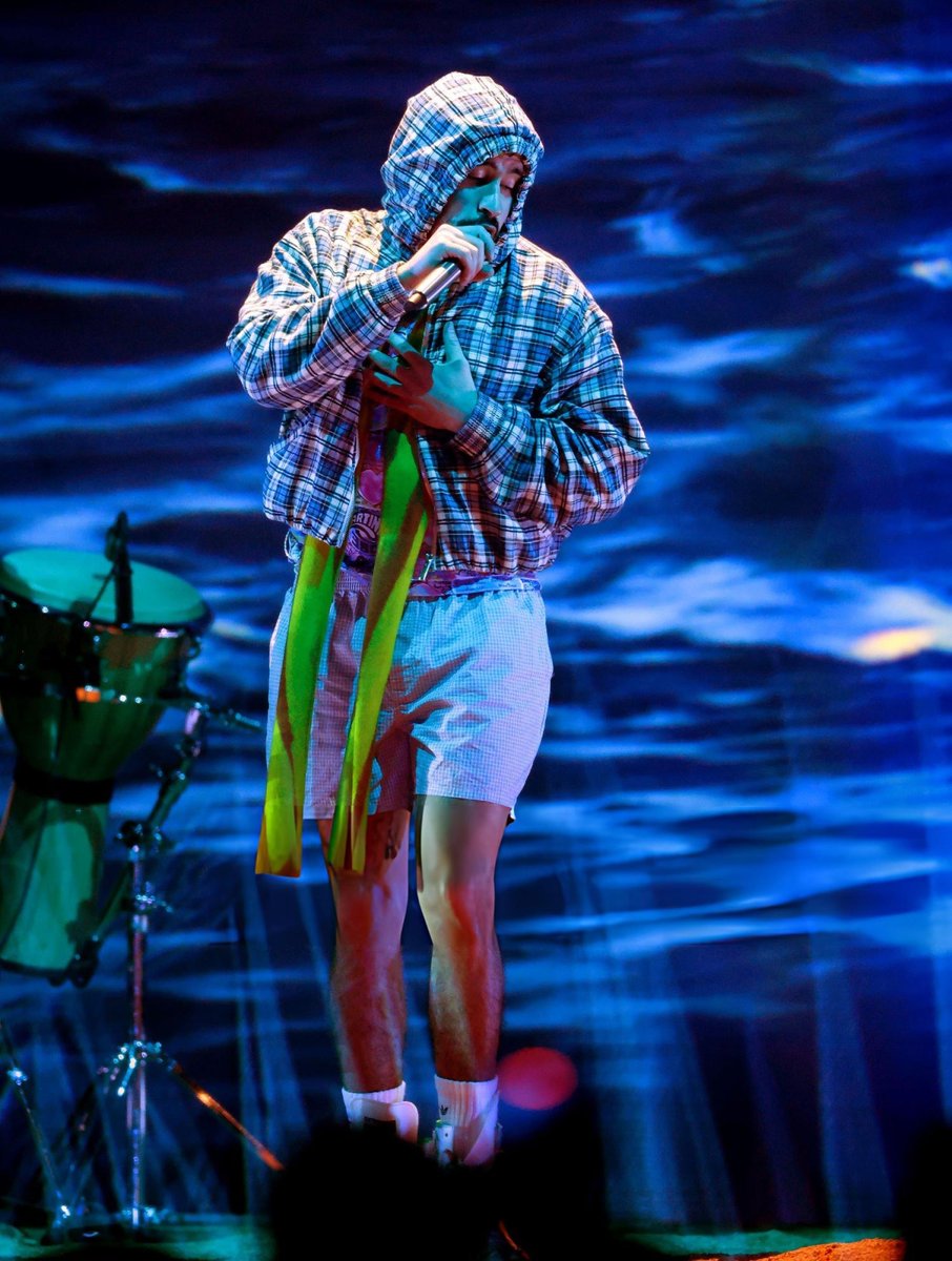 Bad Bunny en su presentación de los Latin Grammys junto a Chuwi. ❤️‍🔥