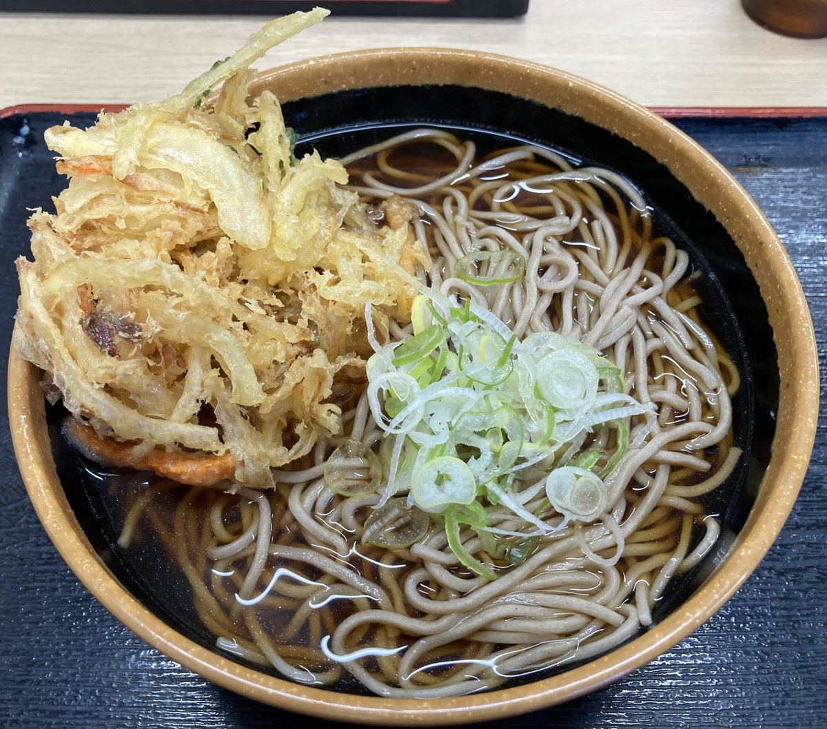 sobalog's tweet photo. そば処 めとろ庵 後楽園店
かき揚げそば 570円＋大盛 120円 https://t.co/4V6NKJthor