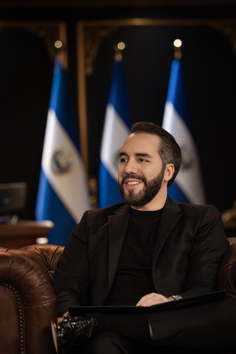 PresidenciaSV's tweet image. “Como lo han dicho, @doctorsvapp será un ejemplo para el resto del mundo. Otros países van a querer emular lo que estamos haciendo acá y les vamos a abrir las puertas de par en par para que vengan a ver lo que hemos hecho y pues si esto puede servir, obviamente a nosotros porque…