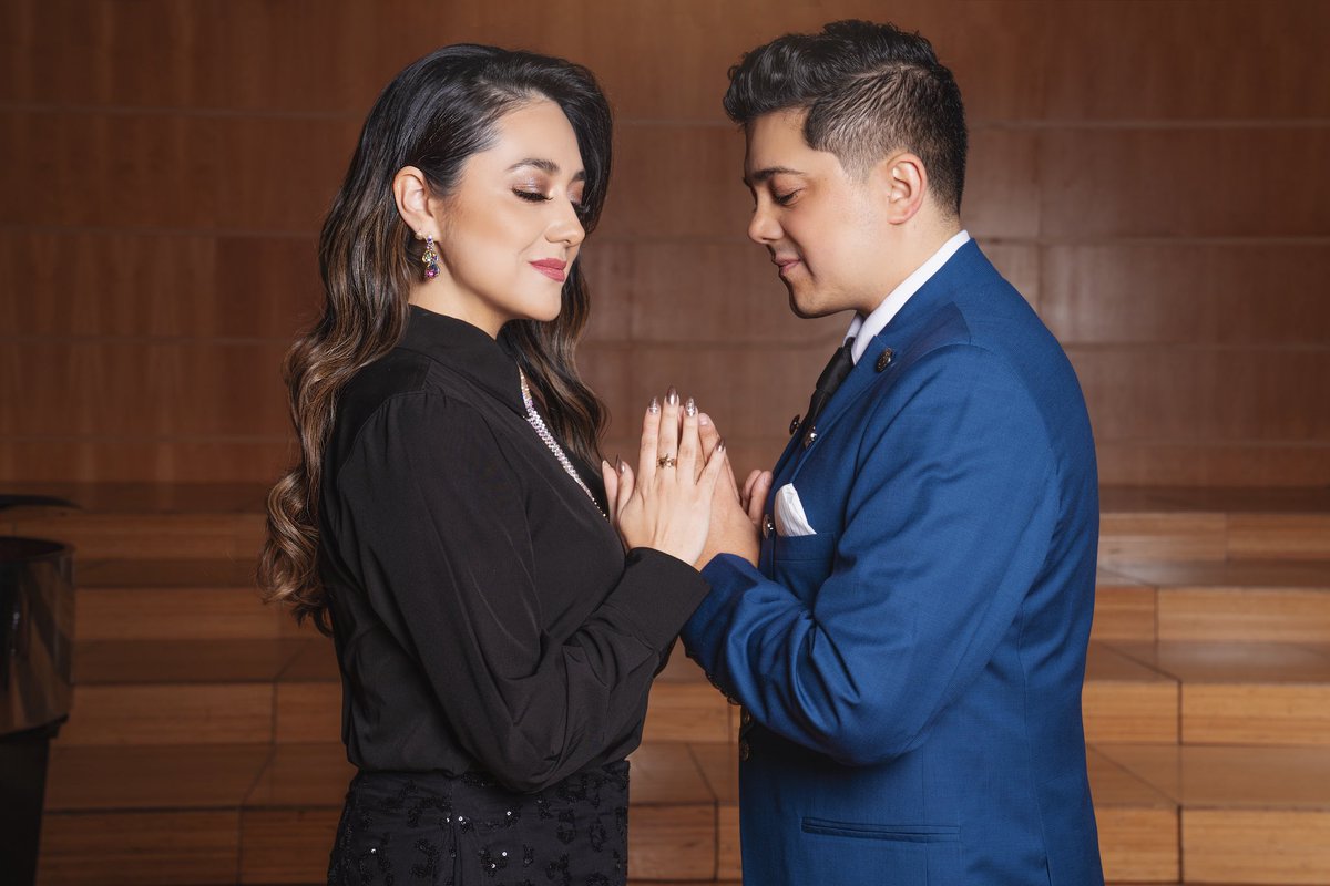 willietamayoec's tweet image. Poco a poco … 👣 
Nos unimos para continuar con tu legado y esforzarnos lo mejor que podamos para seguir defendiendo la música tradicional ecuatoriana como tú lo hiciste. 
Te amamos @paulinatamayoec 🤍 #paulinatamayo #hijos #mamá #lagrandedelecuador #willieypaola #ecuador