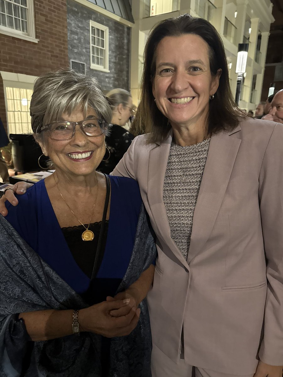 Melinda Person 🍎✌🌈 tweet media