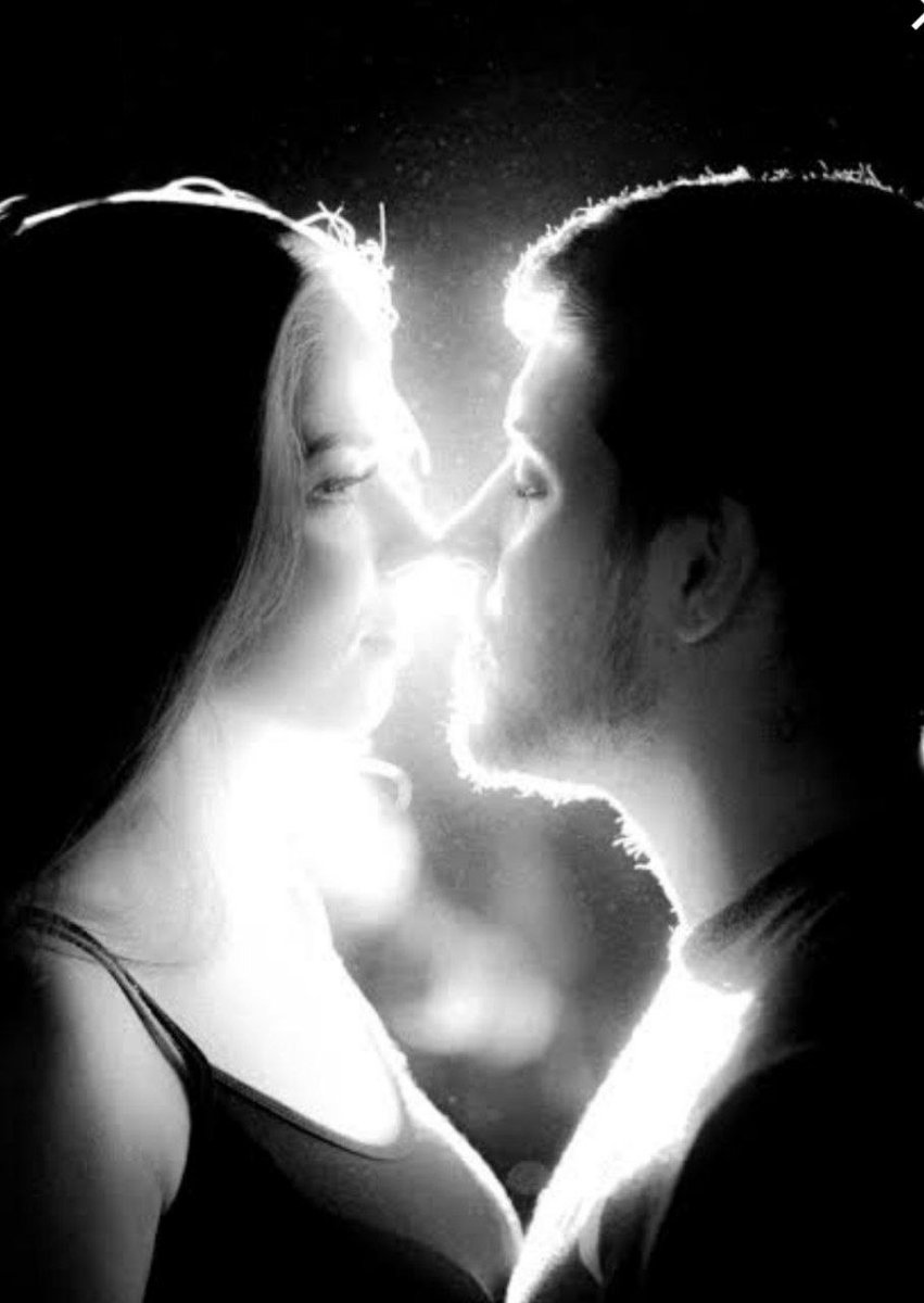 Cómo me enamoré?
No lo sé
Me enamore
De tus ojos color de miel
De la suavidad de tu piel
De tu sonrisa coqueta
De tu locura bella
de tu mirada tan tierna
De tu ternura tan bella
Que hasta las estrellas
Se embelesan
De tu aguda voz
Que al oírla
Me perturba e  inquieta