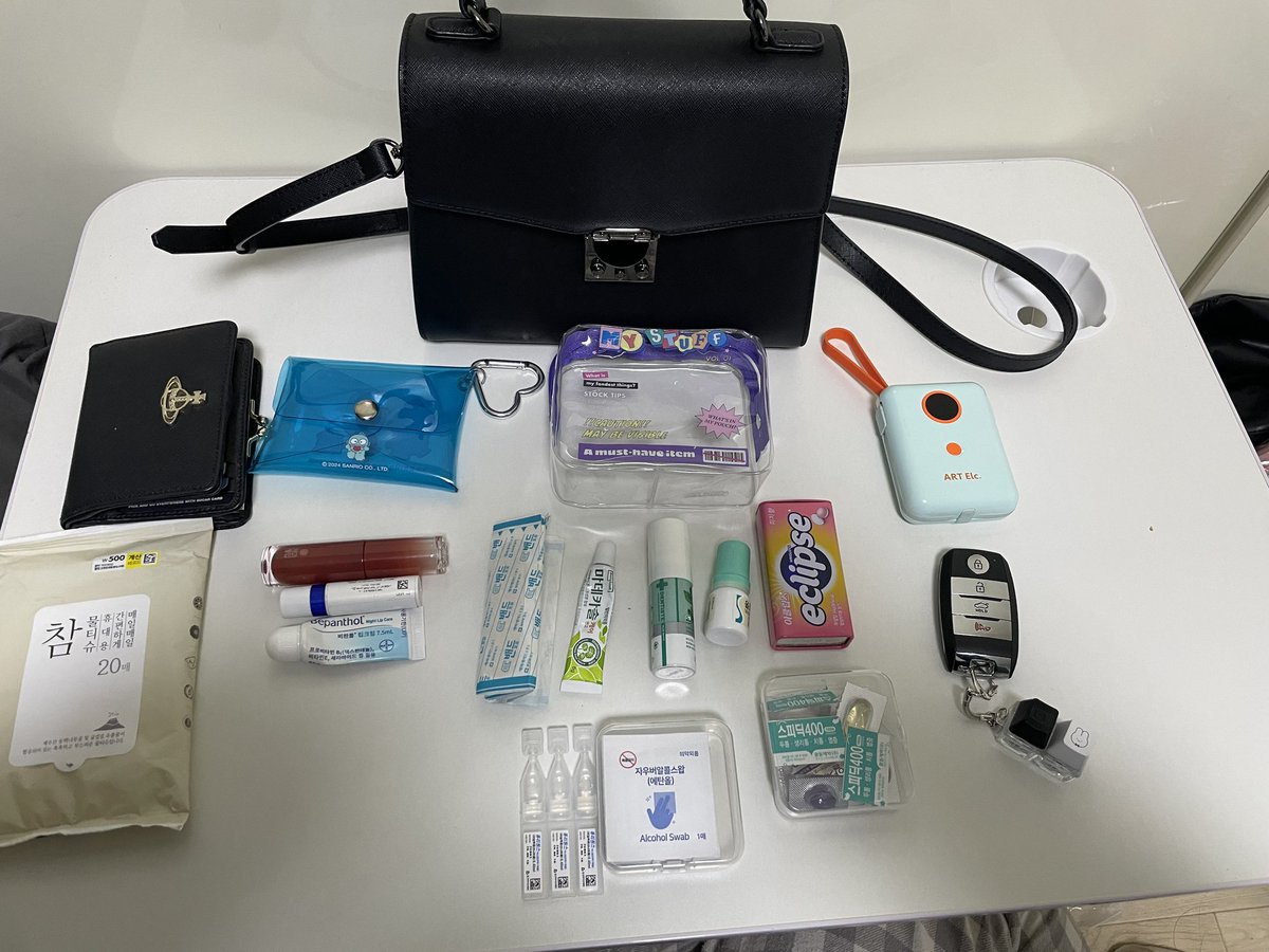 쥐방울만한 가방에 참 많이도 들고다님