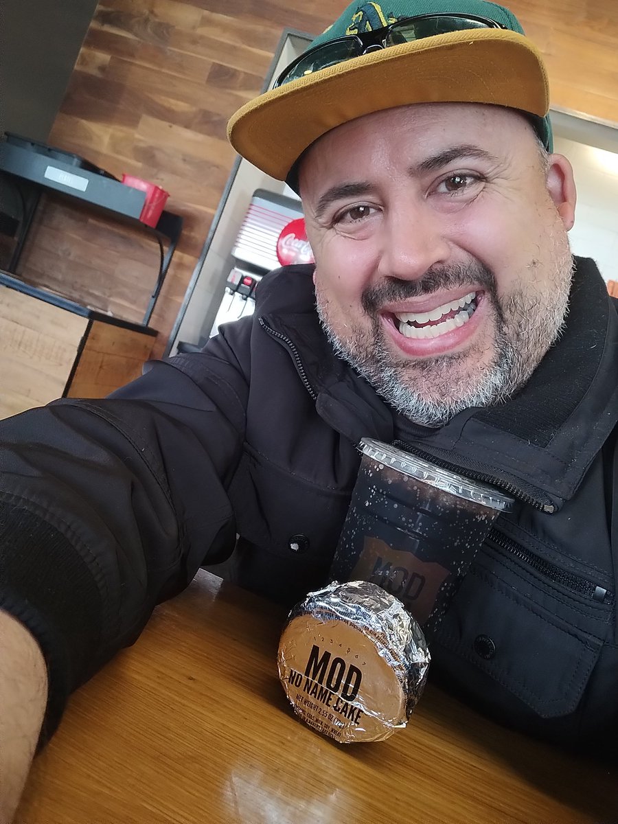 DannyOcchipinti's tweet image. Me at my highschool friend&apos;s fundraiser today at MOD pizza.  Sabrina.  I ate a nice cake and had a refillable soda 🥤 too for around $9 bucks.  #modpizza #fundraiser