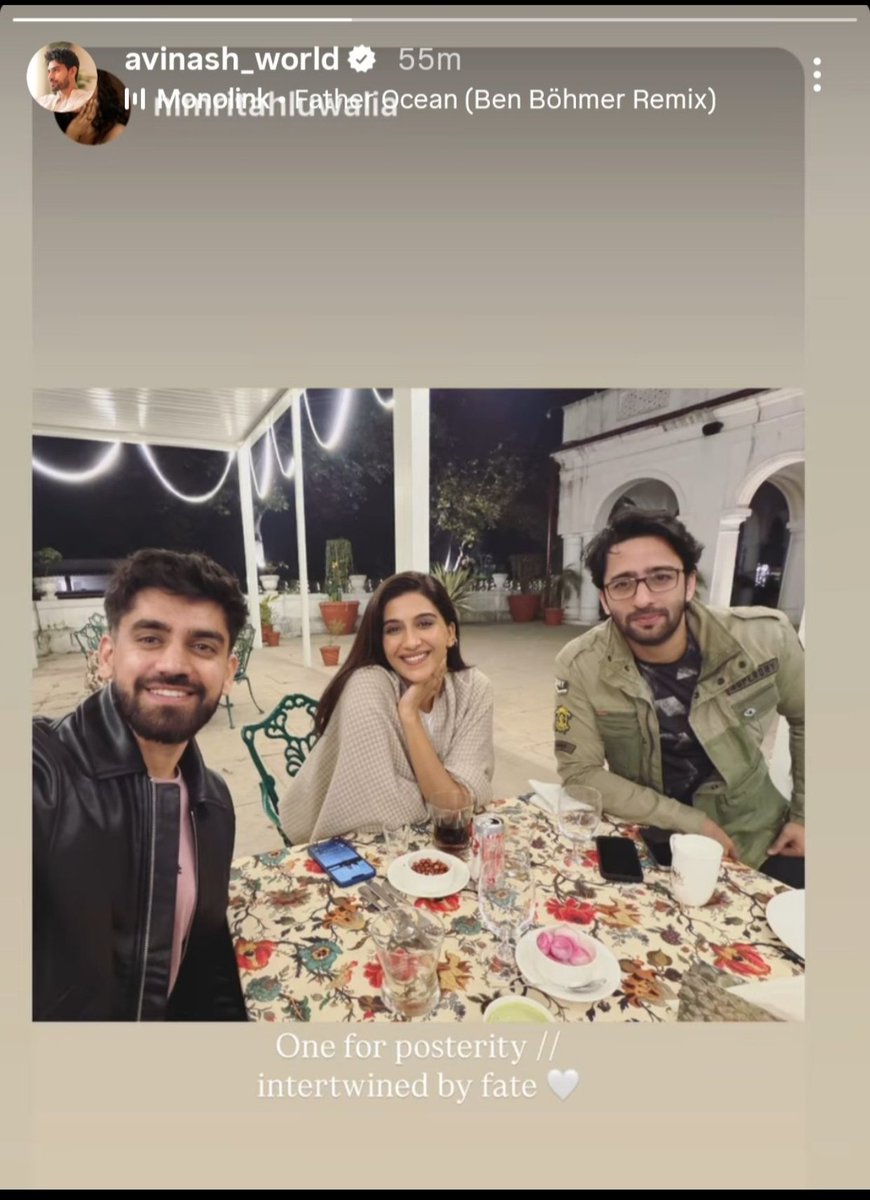 FcAvinashMishra's tweet image. Wow 🤗✨ finally the moment we’ve all been waiting for!
A beautiful click of our starboy @Avinash_galaxy with his co-stars from the upcoming web series #Hisaab
Such warm, happy vibes in one perfect frame! 😍

#AvinashMishra  #ShaheerShaikh 
#NimritKaurAhluwalia #Avinashians