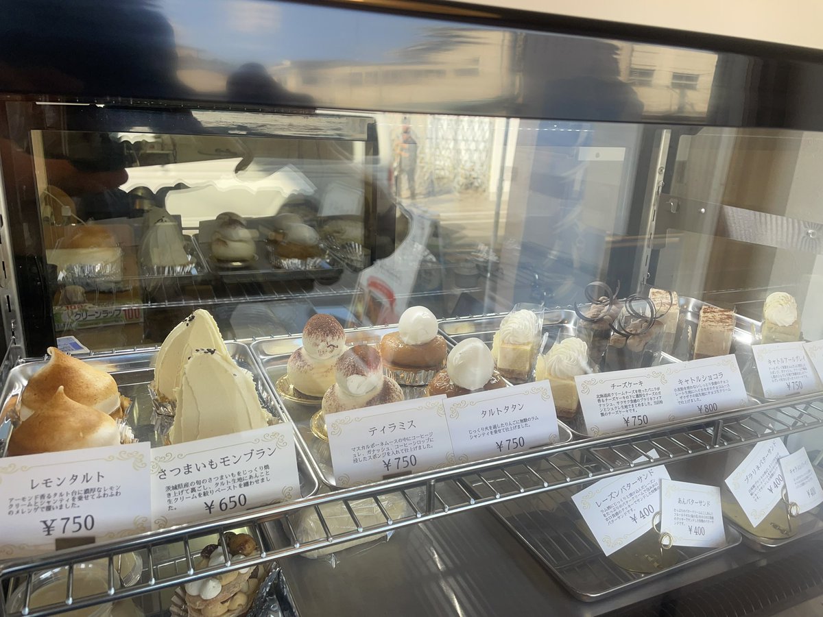 開店しました！ケーキは8種類、パフェの3種類でご用意しております