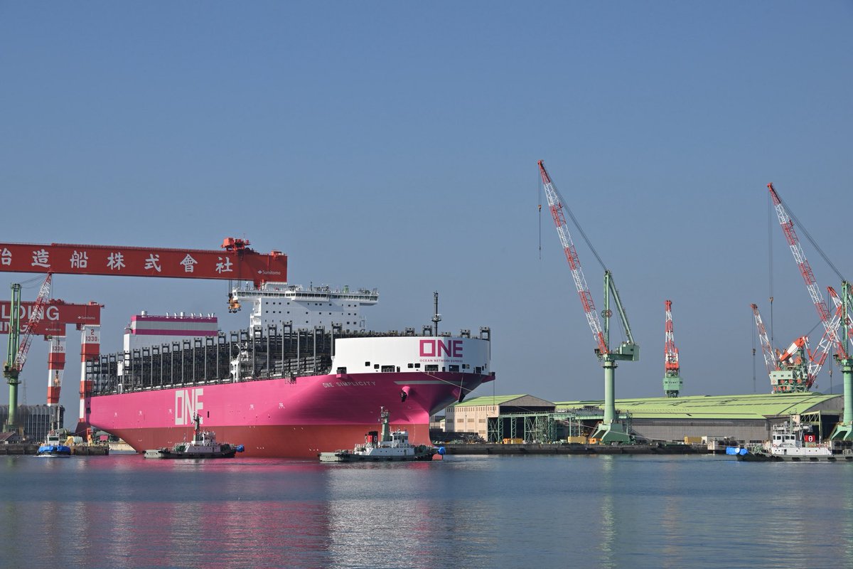 2025.11.14 今治造船丸亀事業本部で建造中のONE巨大コンテナ船「ONE